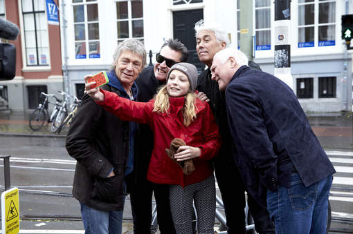 October 15 2015 selfie Rosalie Janssen with Golden Earring in front of Paard van Troje Den Haag. Picture by William Rutten